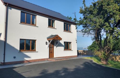 Pembroke Dock House | Martello View - 3 Bedroom Holiday Home - Llanreath