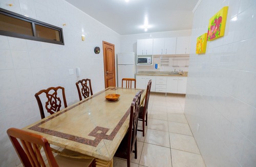 Praia do Morro Apartment | MARTHA SCHWANTZ BUILDING 202, 4 bedroom apartment - 2 garages 200m from MORRO BEACH.