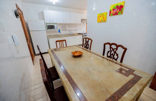 Praia do Morro Apartment | MARTHA SCHWANTZ BUILDING 202, 4 bedroom apartment - 2 garages 200m from MORRO BEACH.