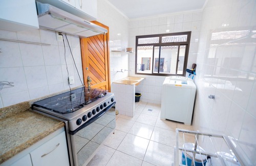 Praia do Morro Apartment | MARTHA SCHWANTZ BUILDING 202, 4 bedroom apartment - 2 garages 200m from MORRO BEACH.