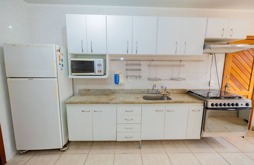 Praia do Morro Apartment | MARTHA SCHWANTZ BUILDING 202, 4 bedroom apartment - 2 garages 200m from MORRO BEACH.