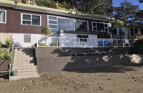 Mahurangi East House | Martins Bay - quiet Kiwiana Bach on the Beach - ideal for children