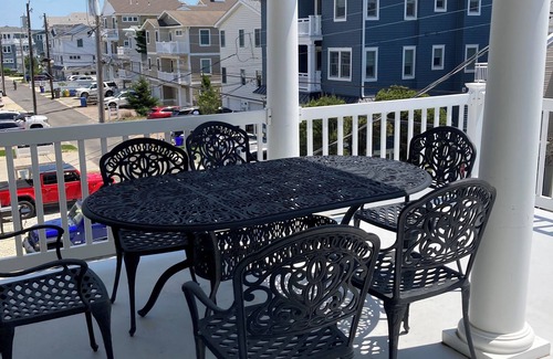 Gold Coast House | Marvelous 4-bedroom beach block house in OCNJ