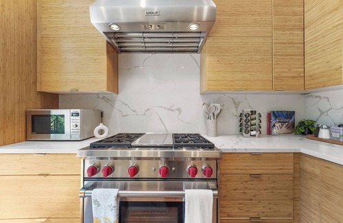 Upper Manhattan Apartment | Marvelous 6-bedroom apartment with Chef's Kitchen and Backyard Access in NYC