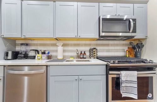 Upper Manhattan Apartment | Marvelous 6-bedroom apartment with Chef's Kitchen and Backyard Access in NYC