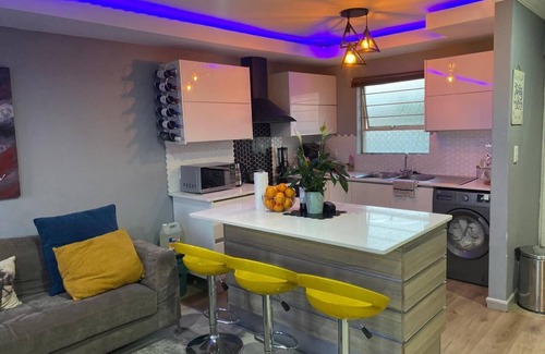 Alberton House | Marvelous Getaway Home with Fibre & 5G internet, 24 hour security in Alberton.