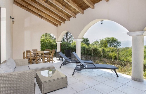 Radanovici Villa | Marvelous Villa with View and Jacuzzi in Kotor