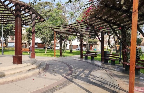 Jacaranda House | Mary's Home San Borja: in front of a beautiful park, private and secure
