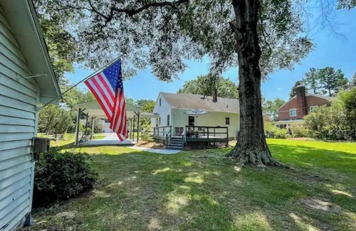 Warrenton Cottage | Mary's Place ❤ Bright 3BR with deck/private yard