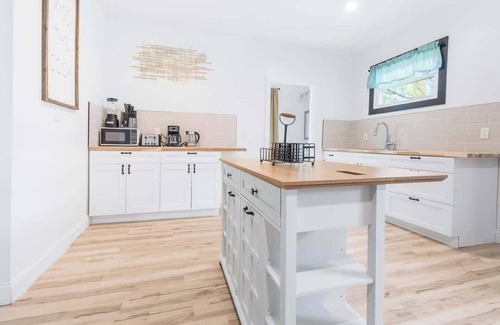Niagara Falls House | Massive 11BR Home Ideal for Reunions