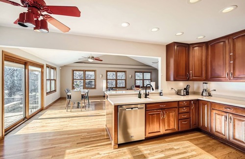 Lake Zurich House | Massive 4BR, 4-level 3,300 sq ft House, WiFi + Pool Table