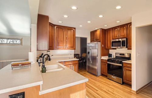 Lake Zurich House | Massive 4BR, 4-level 3,300 sq ft House, WiFi + Pool Table