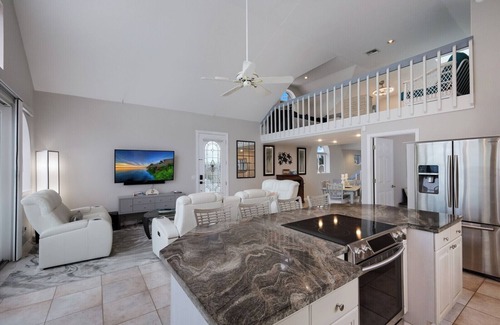 Holmes Beach House | Massive 7BR Beach Retreat | Sleeps 17 | 2 Hot Tubs + Gulf Views