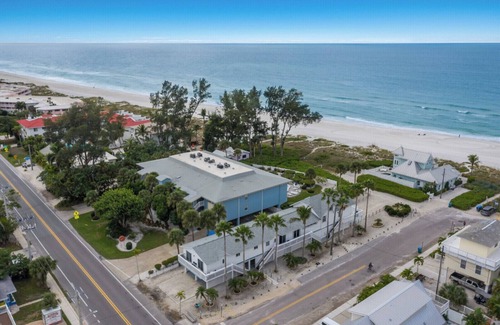 Holmes Beach House | Massive 7BR Beach Retreat | Sleeps 17 | 2 Hot Tubs + Gulf Views