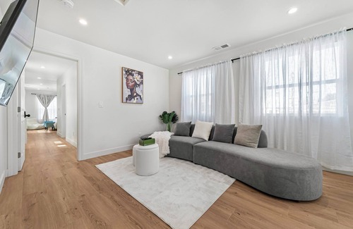 Hayward House | Massive 8BR Home in Hayward– Comfort & Convenience