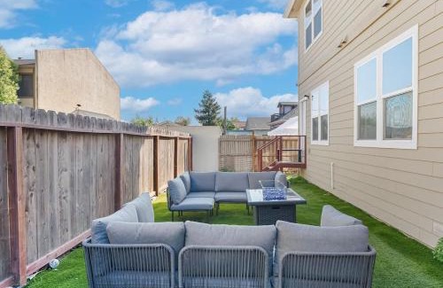 Hayward House | Massive 8BR Home in Hayward with AC Free Parking