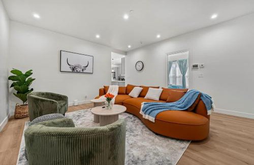 Hayward House | Massive 8BR Home in Hayward with AC Free Parking
