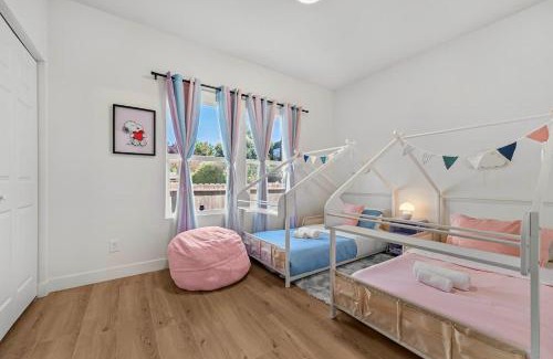 Hayward House | Massive 8BR Home in Hayward with AC Free Parking