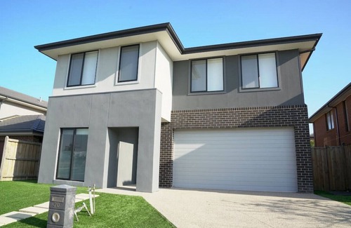 Williams Landing House | Massive 9BRM Rental House for big group in Melbourne