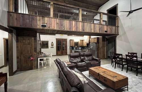 Heber Springs Cabin | Massive cabin on the Little Red River in Heber Springs - 5 bedrooms.