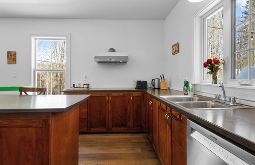 Stanstead House | Massive Group Chalet w/Spa, fireplace, 9 Bedrooms, Huge Spaces – Up to 38