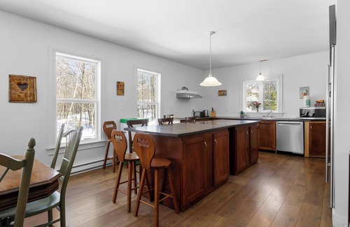 Stanstead House | Massive Group Chalet w/Spa, fireplace, 9 Bedrooms, Huge Spaces – Up to 38