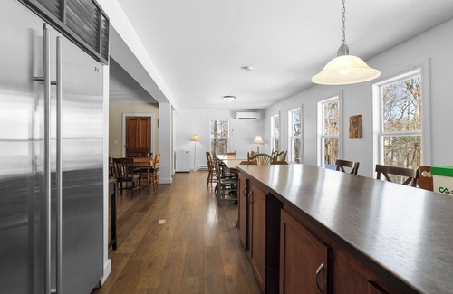 Stanstead House | Massive Group Chalet w/Spa, fireplace, 9 Bedrooms, Huge Spaces – Up to 38