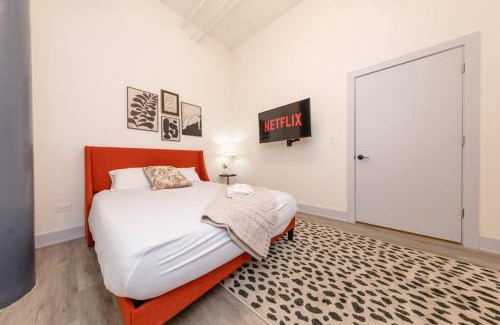 Near South Side Apartment | Massive Luxury 5BR Loft for groups up to 12 guests with Optional parking and Gym Access Near McCormick Place and Soldier Field