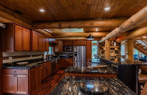 Fenton House | Massive Private Family Log Cabin Lodge: Pool, Pickleball-Fun for All! 100+ acres