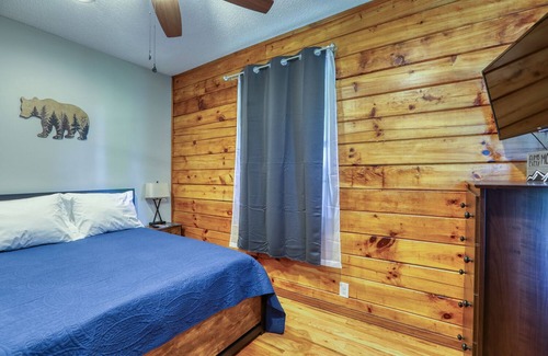 Alexander Cabin | Massive Real Cabin! 3500 SF, Up to 16 guests! Mountain Views, Firepit, HOT TUB!
