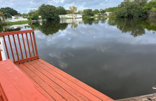 Pinellas Park House | Master Bed w/attached bath@ lake