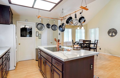 Cloverdale House | Master bedroom in half acre luxury reasort home. Zen quiet, private and peaceful
