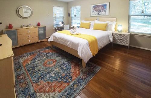 San Marcos Bed & Breakfast | Master Bedroom with King Bed-FREE-WiFi-Snack-Parkg in Relaxing Oasis
