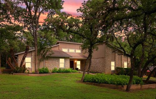San Marcos Bed & Breakfast | Master Bedroom with King Bed-FREE-WiFi-Snack-Parkg in Relaxing Oasis