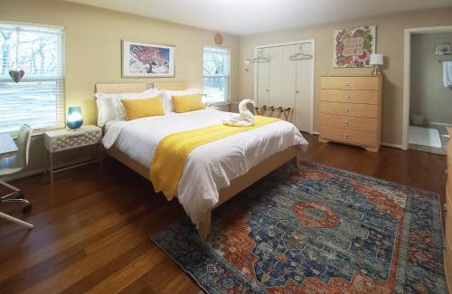 San Marcos Bed & Breakfast | Master Bedroom with King Bed-FREE-WiFi-Snack-Parkg in Relaxing Oasis