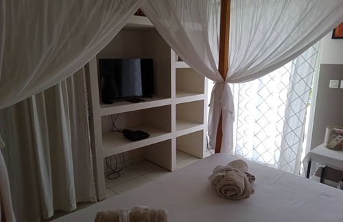 Marigot Bed & Breakfast | Master suite + breakfast