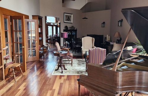 Clarence House | Master suite with full bathroom, shower & jacuzzi - Shared kitchen and laundry.