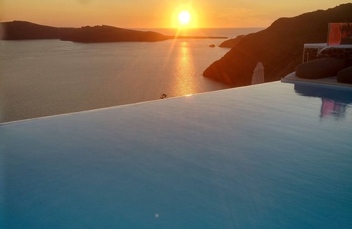 Imerovigli Villa | Master Villa Outdoor Jacuzzi Caldera sea view of the volcano