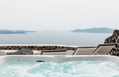 Imerovigli Villa | Master Villa Outdoor Jacuzzi Caldera sea view of the volcano