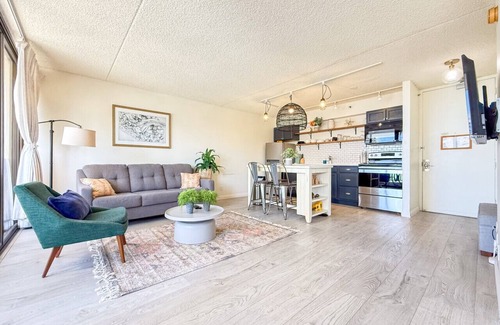 Waikiki Condo | Masterfully Renovated Ocean View Unit in Waikiki includes Parking