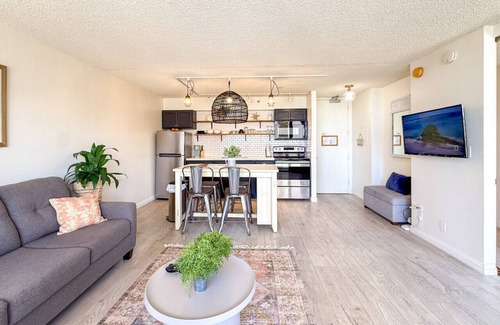 Waikiki Condo | Masterfully Renovated Ocean View Unit in Waikiki includes Parking
