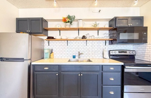 Waikiki Condo | Masterfully Renovated Ocean View Unit in Waikiki includes Parking