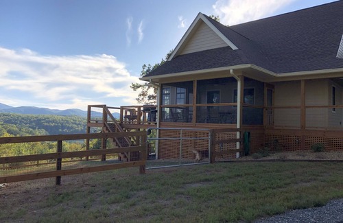 Mill Spring House | MASTERS MTN Retreat | Breathtaking views | Large deck areas ~ 25 min to TIEC