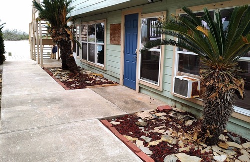 Elmaton House | MATAGORDA RIVERSIDE LODGE. Perfect for large groups, minutes from the beach!