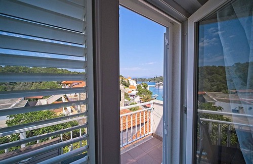 Pomena Apartment | Matana Pomena - A1 Apartment with Balcony and Sea View