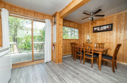 Sandy Hook Cottage | Matlock Dunnotar Area Pet Friendly 3 Bed Cottage Across the Road From the Lake