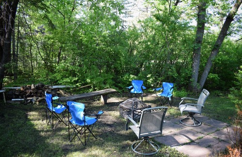 Sandy Hook Cottage | Matlock Dunnotar Area Pet Friendly 3 Bed Cottage Across the Road From the Lake