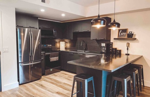 Nashville Condo | Matte Black 2 Bedroom - Music Row - Guitar Pool - Sleeps 6