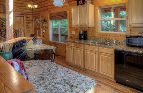 Helen Cabin | Matterhorn | 2BR Retreat with Spectacular Mtn Views, Fireplace and Pool Table