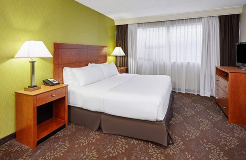 Matteson House | Matteson Awaits! Free Parking, Dining, Short Drive to Odyssey Fun World!
